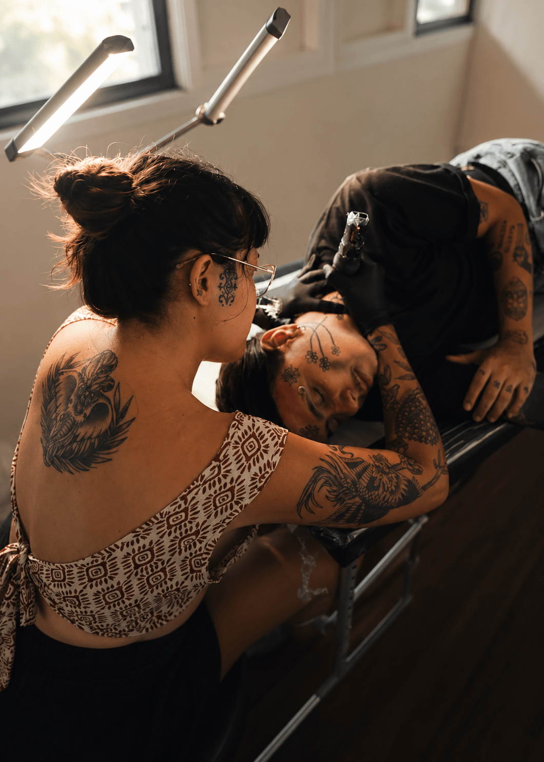 Dis tattoo artist working at Leo Acosta Atelier in Berlin