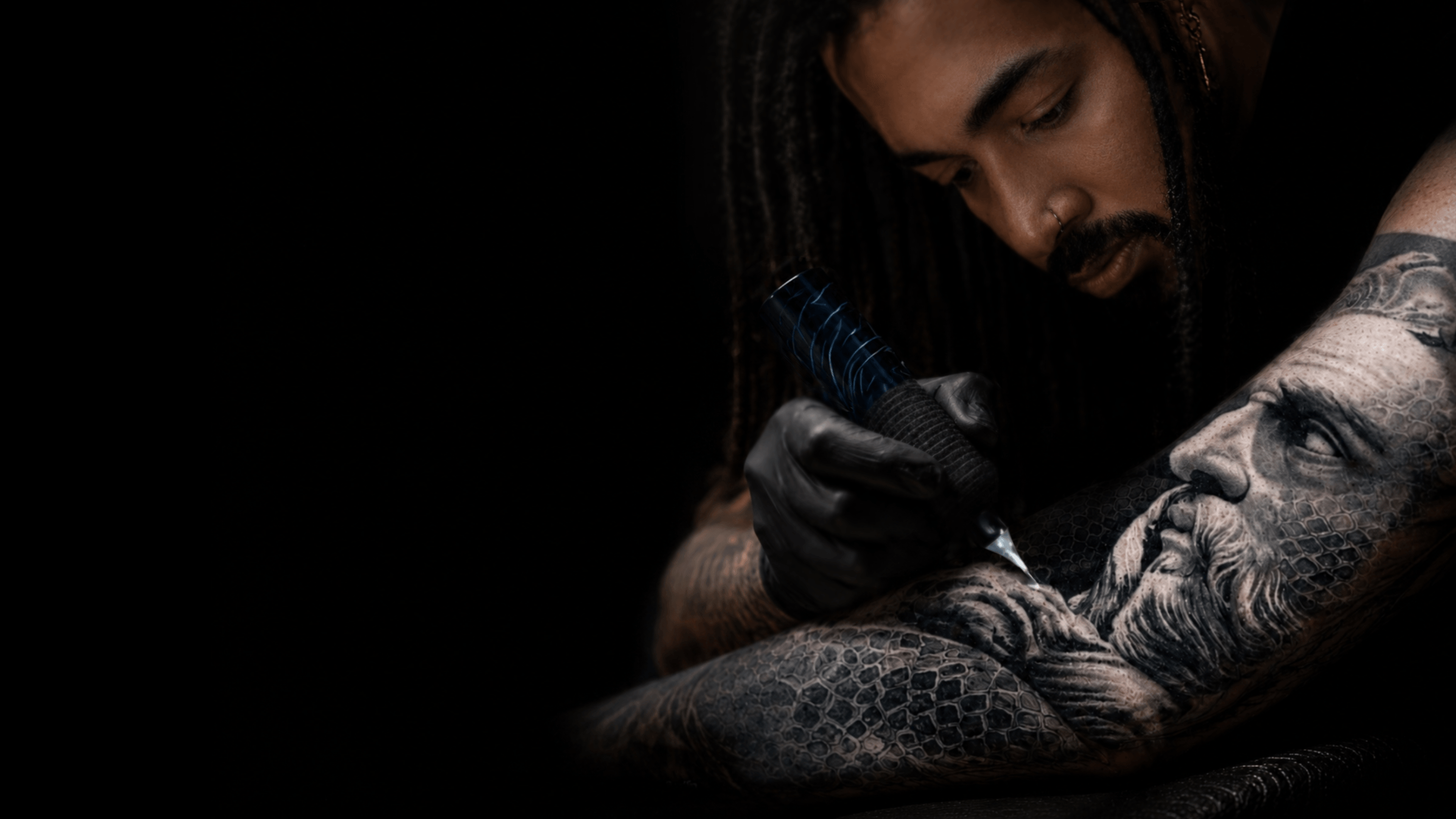 Leo Acosta creating a custom realism tattoo in his Berlin tattoo atelier.